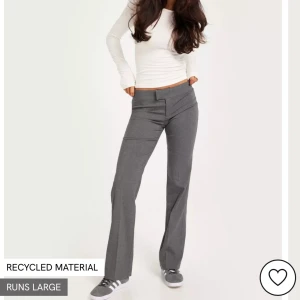 Kostymbyxor Nelly  - Säljer dessa jättefina kostymbyxor från Nelly då dem inte kommer till användning. Byxorna är i storlek 34 och är slutsålda på hemsidan. Skicka privat för fler bilder