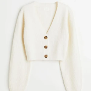 Kort kofta med puffärm - Superfin kofta, säljer då den ej kommer till användning längre. Nypris: 199kr💖