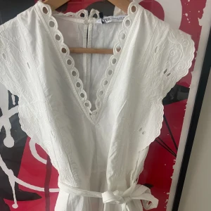 Jumpsuit Zara Broderier Vit - Nyskick zara byxdress/ jumpsuit vit med broderier. Storlek 38. 