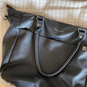 Väska - Så sjukt praktisk väska från KIDZROOM. Finns tusentals fack, för olika saker ex dator, pennor, dricka. Värsta bästa skolväskan som nu säljs vidare!