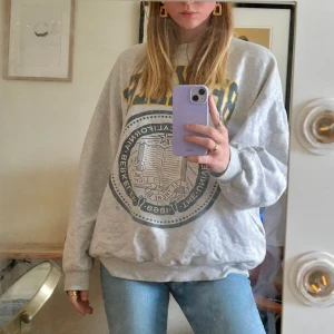 Oversized tjocktröja  - Säljer denna fina och mjuka oversized tjocktröja från Bershka i storlek S. Nästan helt oanvänd, inga defekter!🌟Tveka inte att höra av er vid intresse eller funderingar!!❤️