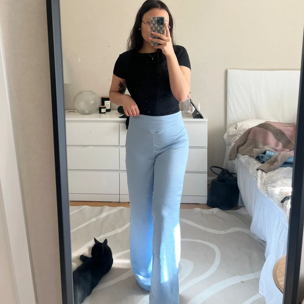 Blå satinbyxor från prettylittlething🩵 jag är 163cm och längden är perfekt . Jeans & Byxor.