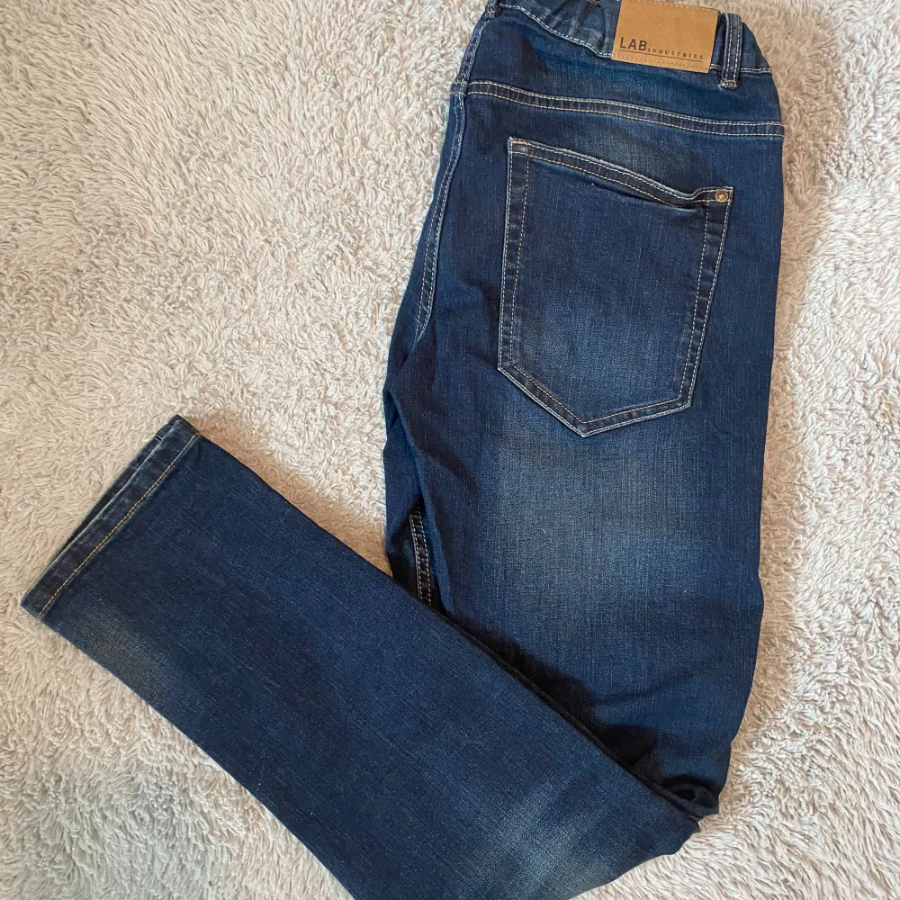 Säljer nu dessa snygga jeans för ett bra pris! Skick är 10/10 inga defekter. Vid fler frågor, kontakta mig 😊🤝. Jeans & Byxor.