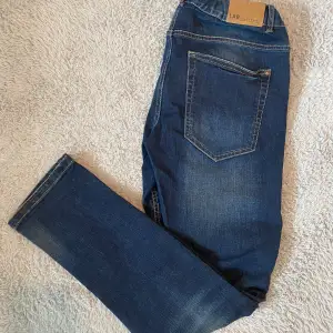 Säljer nu dessa snygga jeans för ett bra pris! Skick är 10/10 inga defekter. Vid fler frågor, kontakta mig 😊🤝