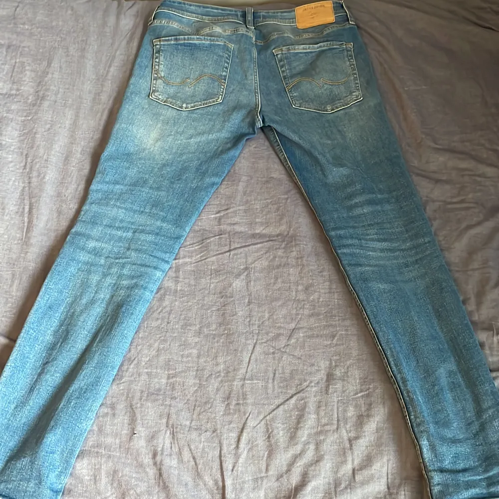 Ett par jeans från J&J i modellen Liam. Jag är 173-175 och de sitter finfint på mig, ingen riktigt aning på priset så därav det jag har valt. Skriv vid intresse. Jeans & Byxor.