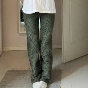 Leopard jeans - Skitcoola gröna leopard jeans