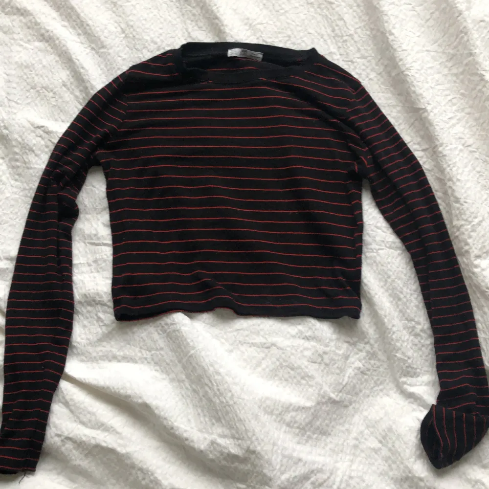 En röd och svart randig tröja från Zara, använt ett fåtal gånger och ser ut och känns som ny.. Tröjor & Koftor.