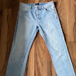 Säljer nu ljusblåa NEUW jeans som är knappast använda. Dem är Straightfit. Storlek 32/32. Nypris: 1200kr. Hör av dig vid frågor eller intresse så löser vi en deal😉