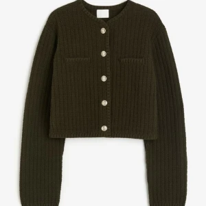 Stickad kofta - Säljer denna mörkgröna stickad kofta från hm, endast provad 1 gång så helt ny. ❤️ 