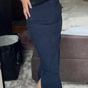 Blå manchesterkjol - Köpt second hand. Har två slits på vardera sita. 