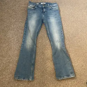 Ett par jättefina jeans som är i storleken 27. Dessa är i bra skick utom att det är en lite fläck vid vänstra ben. Säljer dessa då det är för korta för mig💗💗är öppen för att diskutera priset