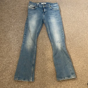Low bootcut jeans - Ett par jättefina jeans som är i storleken 27. Dessa är i bra skick utom att det är en lite fläck vid vänstra ben. Säljer dessa då det är för korta för mig💗💗är öppen för att diskutera priset
