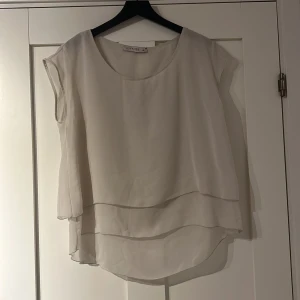 Blus - Off-white blus från joymiss