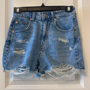 Jeansshorts - Från H&M i strl 32 men passar en 34 också. Aldrig använda pga för stora för mig tyvärr. Skriv vid frågor/fler bilder. Pris kan diskuteras❤️