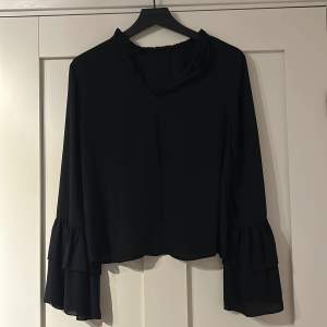 Svart blus från gina tricot