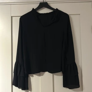Blus - Svart blus från gina tricot