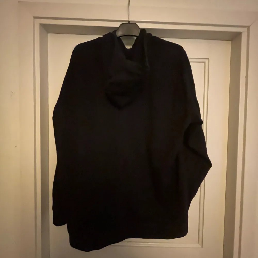 Ston island zip (storlek XXL passar XL) Har andvänt tröjan två gånger, är som ny. Köpt för 4000kr i butik.. Tröjor & Koftor.
