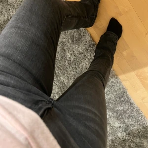 Grå jeans  - Grå jeans med bra kvalitet. 