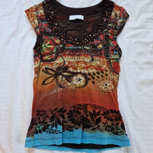 Fin topp - Jätte cool tröja som jag aldrig använt. Jätte skönt material och jättefin passform. Tröjan är i storlek xs/s. Skriv till mig först om du är intresserad eller har frågor😊💗