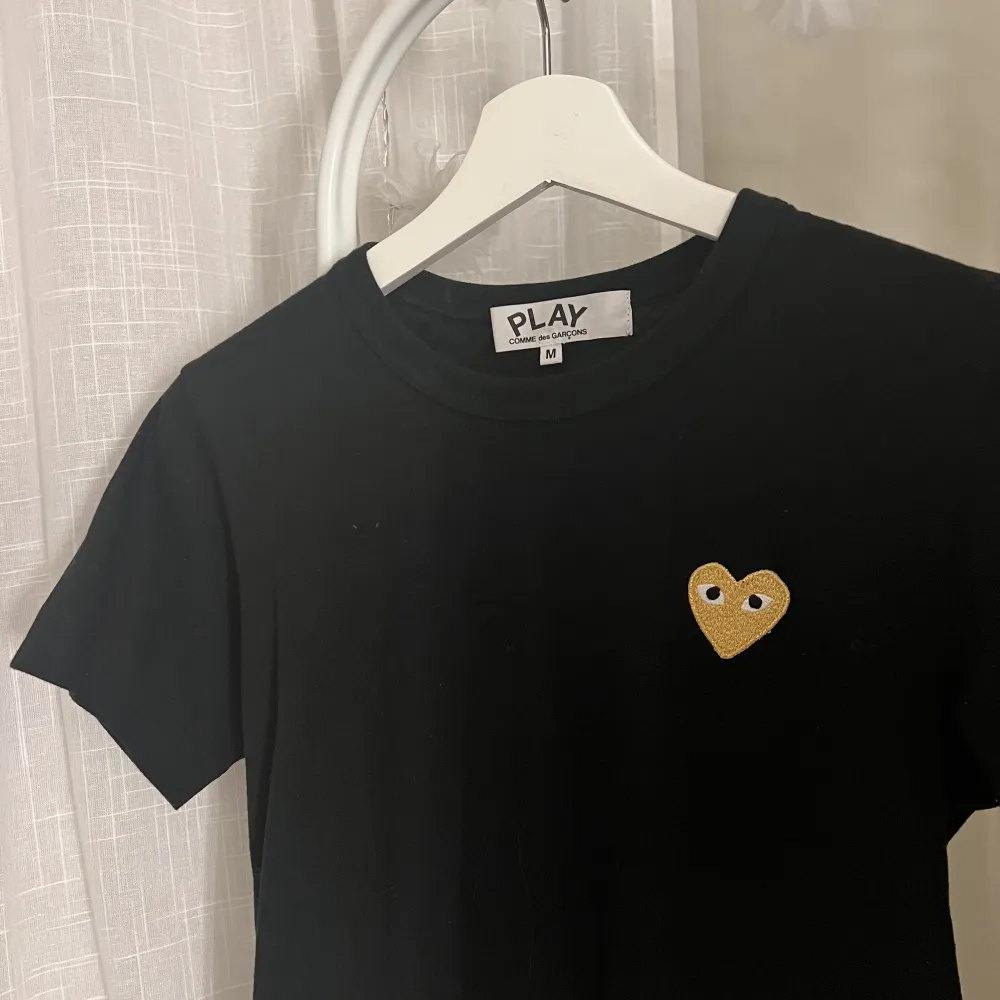 Skit snygg t-shirt från comme des garcons play! Aldrig använt väldig bra skick!! . T-shirts.