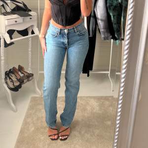 Raka lågmidjade Zara jeans  Storlek 38 / passar XS-M beroende på hur man vill att de sitter Använda fåtal gånger 