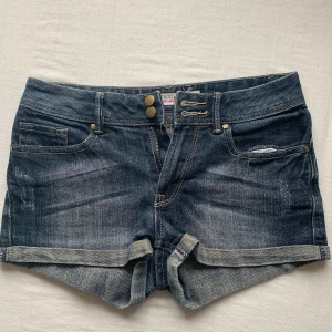 Shorts  - Ett par fina shorts. Perfekta till sommaren. Skriv om ni har några frågor. 