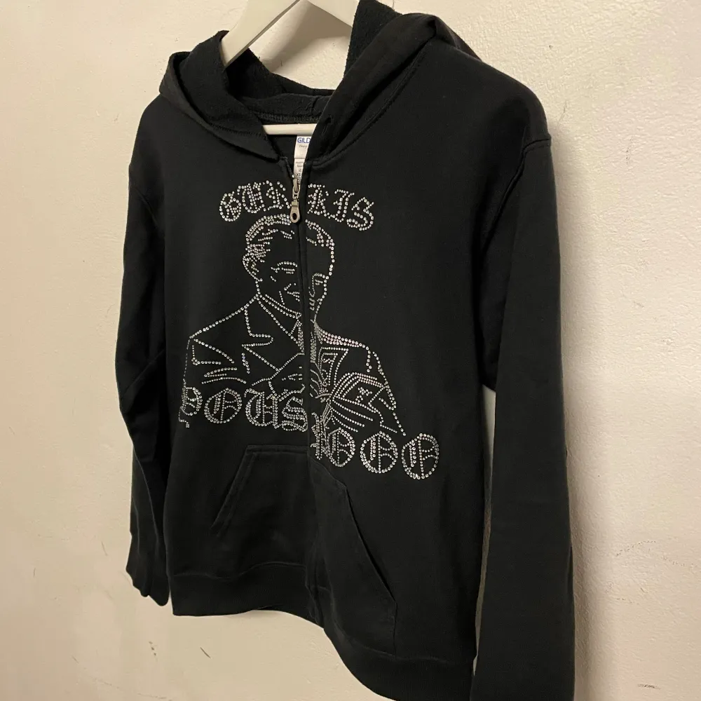 Säljer min Gurkis x YOUSPOO hoddie som är svart i storlek xs. Fint skick. Ny pris 549 kr.. Tröjor & Koftor.