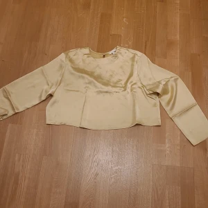 Guld blus  - Ny skick hm guld skjorta 