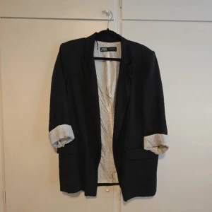 Kavaj - Svart "linnekavaj" med axelpuffar. Knappt använd då den ej passar längre