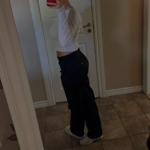 Kostymbyxor  - Säljer ett par super fina Low waist kostymbyxor från hm i jätte bra skick! Inga defekter!  (Mina bilder)