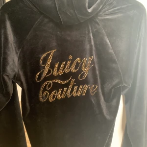 Juicy couture hoodie - Jättefin knappt använd.  Svart med text fram o bak. Så mysig kvalitet. 