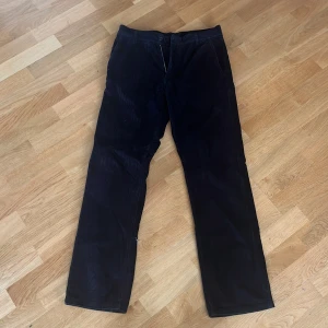Svarta byxor  - Svarta corduroy byxor i strl m. Är i väldigt bra skick och har inga defekter! 