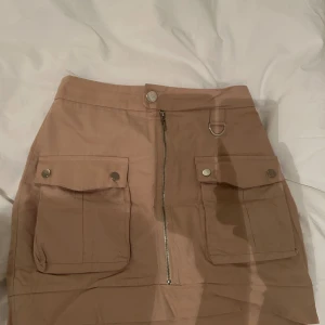 Kjol - Kjol från NA-KD, kollektionen Hoss x NA-KD. I mycket fint skick!💗