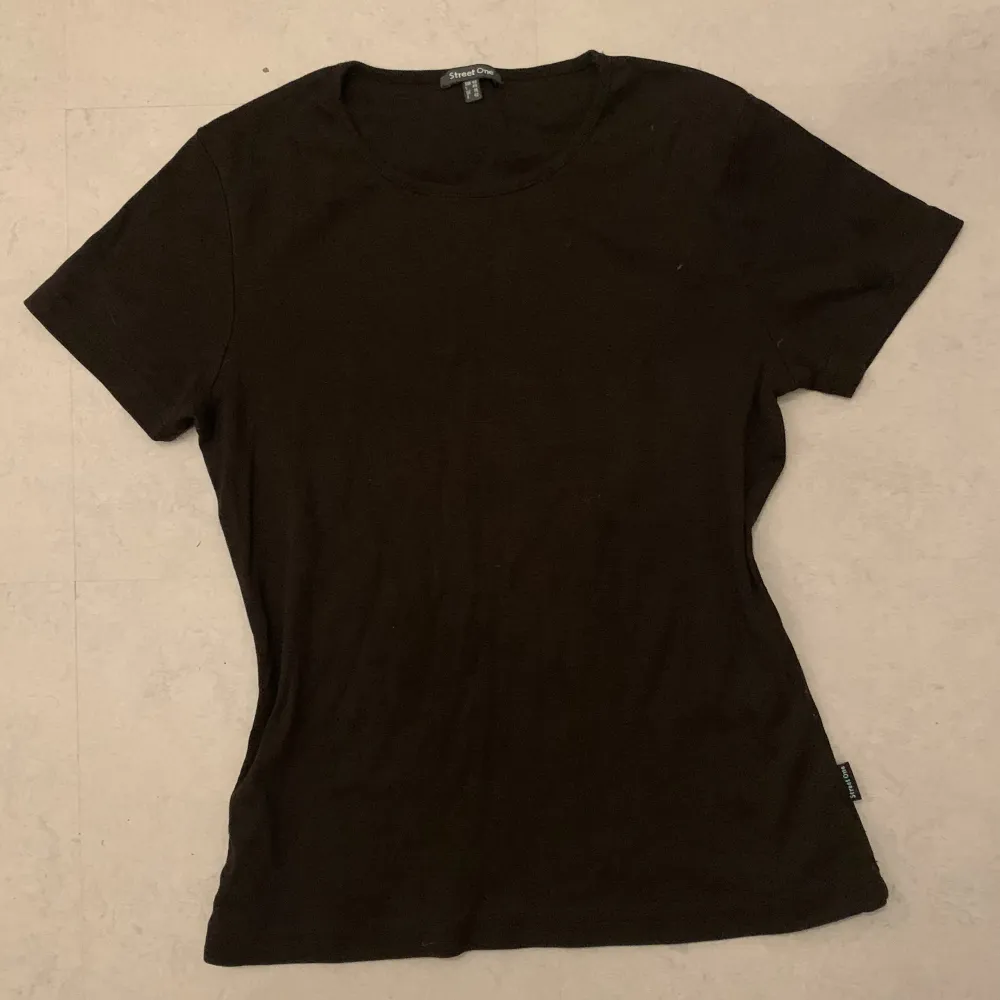 Jätte fin svart t-shirt, bra skick men kommer ej till användning❤️. T-shirts.