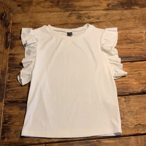 Vit topp - Den är i väldigt bra skick, knappt använd, den är lite genomskinlig,annars väldigt fin