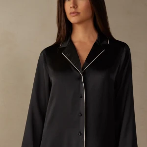 Sidenskjorta - Pyjamasskjorta i äkta sidan från intimissimi. Sparsamt använd men tappat glansen och behöver ångas för att återfå siden-glanset. Har ingen steamer så därav säljer jag den. Har ett litet hål i armhålan men bör vara lätt att sy. Pris kan diskuteras🤗