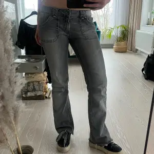 Lågmidjade gråa jeans i bra skick. De är från Hallhuberg. Bakfickorna har mönster med glitter💛 Innebenslängd: 77 cm Midja: 40