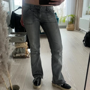 Lågmidjade jeans - Lågmidjade gråa jeans i bra skick. De är från Hallhuberg. Bakfickorna har mönster med glitter💛 Innebenslängd: 77 cm Midja: 40