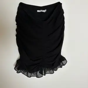 Svart kjol med volang och scrunch detalj som är köpt på Nakd. Använd fåtal gånger. 