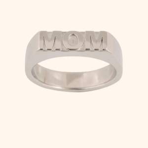 Säljer den här superfina Edblad ringen där det står MOM och WOW på beror på hur man har den kan även byta mot en likadan fast i guld 🙌🙌