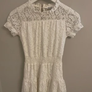 Vit spetsklänning - Vit klänning med spets.Använd en gång och är helt ren och inte trasig.Perfekt till sommaren.Köpt från Cubus i storlek 146/152