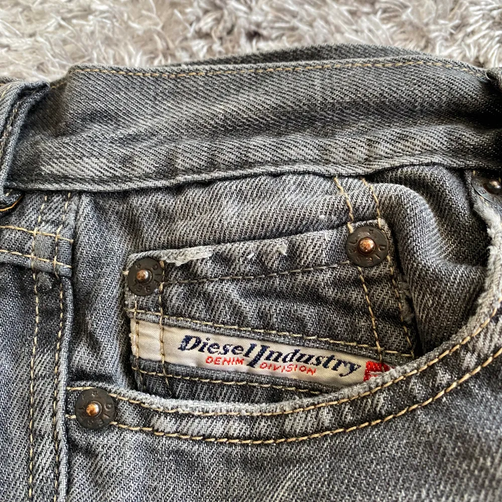 Det här är en gammal modell på diesel jeansen, och nypriset på de jeans som säljs idag på deras hemsida ”se.diesel.com” så kostar de mellan 1000-2500kr. Och då går jag ner till 550kr på dessa jeans. Vet ej om den här modellen kan vara svår att hitta.. Jeans & Byxor.