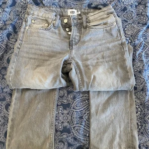 Gråa jeans från lager 157 - Köpta för 400kr                                                   Storleken är xxs men passar även dom som har xs