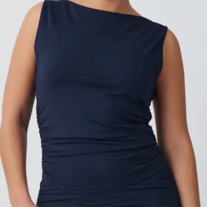 Boatneck topp - Säljer denna topp från gina då jag inte tycker den passade mig, använd 1 gång men lappen är ej kvar. Plus att jag klippte av ginateicot flärpe