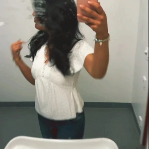 Tröja  - Kort ärmar vit tröja med fint mönster framtill. 