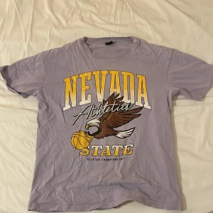 Nevada state Athletics t shirt från New Yorker i nyskick - T shirt i storlek M. Helt nyskick. Tryck på framsidan.
