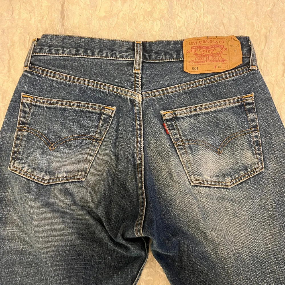 Säljer dessa Levi’s 501 jeans då de inte kommer till användning. Storlek W30 L30. Passar mig som är 163 cm. Sitter som S-M Bra skick. Jeans & Byxor.