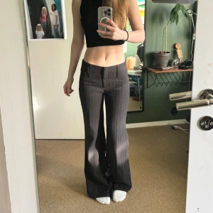 lowwaist bootcut kostymbyxor  - så fina randiga lowwaist bootcut kostymbyxor. oanvänt skick i st xs/s. jag är 166 cm lång, köpta secondhand i prag. 