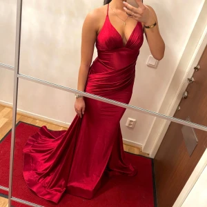 Festklänning röd satin  - Hej ,klänningen köptes för 5000kr och är helt ny .Klänningen har en otrolig fin material som dessutom är strechig,banden är justerbara så de passar olika storlek vid brösten ❤️Tveka inte att kontakta mig för mer info!❤️