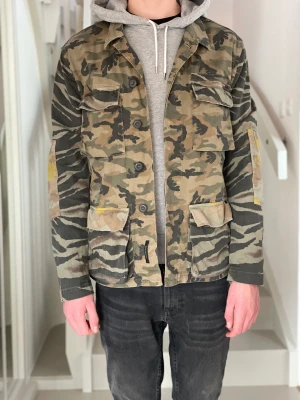 Camouflage Jacka kavaj overshirt  - Stekhet jacka/kavaj/overshirt i snygg camo. Perfekt i vår och sommar! Märke: Mason’s (har du varit på Marbella och Ibiza så har du sett märket i butikerna.)  Storlek: Small/Medium (modellen på bilden är 187cm) Skick: 9/10. 